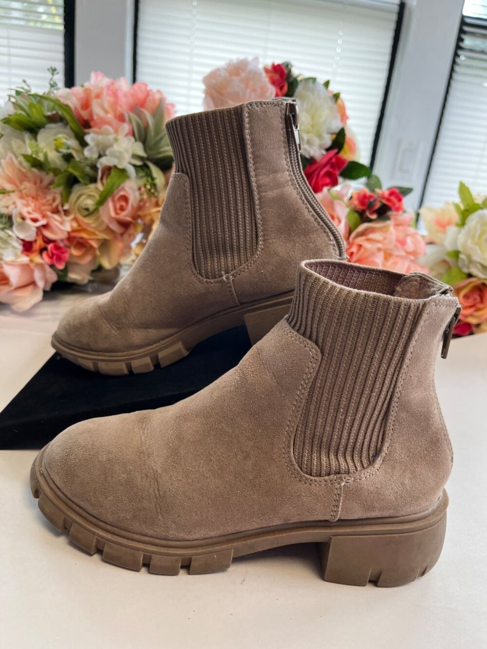 Steve Madden JHutch Taupe Lug Sole Chelsea Boots Girls Size 1